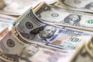 O dólar operava perto da estabilidade nesta quarta-feira (27/8), em um dia movimentado no mercado financeiro, que repercute dados de emprego no Brasil, os ataqu