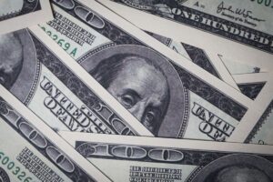 Dólar sobe com inflação nos EUA e ataque de Trump ao Brasil. Bolsa cai