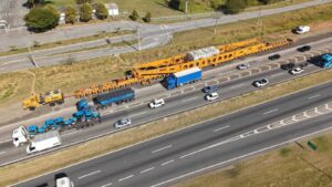 Problema mecânico adia transporte de nova carga especial pela Dutra