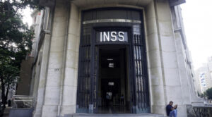 Três senadores que fazem parte da base do governo anunciaram que deixarão a Comissão Parlamentar Mista de Inquérito (CPMI) do INSS. A