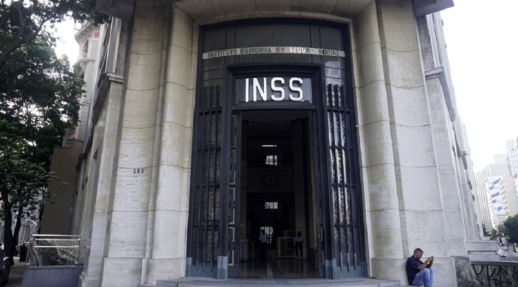 Três senadores que fazem parte da base do governo anunciaram que deixarão a Comissão Parlamentar Mista de Inquérito (CPMI) do INSS. A