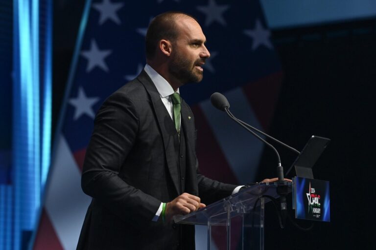 Eduardo Bolsonaro pede à Câmara para atuar dos EUA e alega perseguição política 