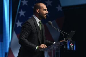 Eduardo Bolsonaro pede à Câmara para atuar dos EUA e alega perseguição política 