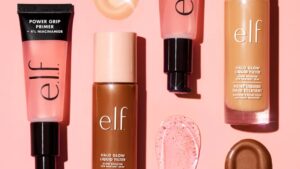 A marca de cosméticos Elf Beauty — proprietária da Rhode, fundada por Hailey Bieber — está sendo criticada por uma campanha publicitária lançada na última segun