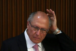 O vice-presidente Geraldo Alckmin (PSB) arrancou risadas de ministros nesta terça-feira (26) ao brincar durante reunião ministerial no Palá