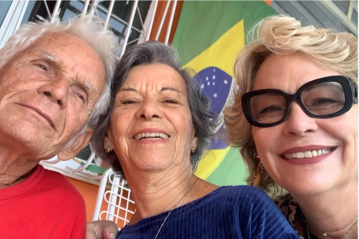 A Polícia Civil do Rio fez, nessa segunda-feira (25/8), a perícia no carro do ex-sogro de Jair Bolsonaro (PL), roubado durante o assalto à casa da família em Re