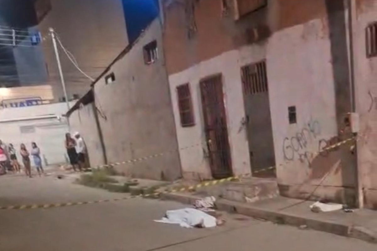 Um homem foi preso em flagrante, na noite desta quarta-feira (13/8), após matar esfaqueada a esposa. O feminicídio aconteceu na frente da residência do casal, n