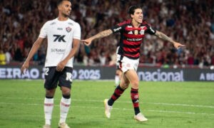 A noite no Maracanã foi um espetáculo de futebol ofensivo. O Flamengo transformou a partida contra o Vitória em um verdadeiro passeio, venc
