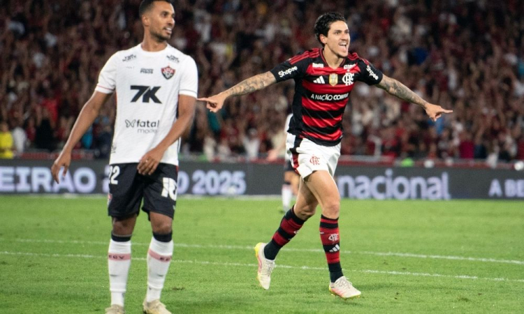 A noite no Maracanã foi um espetáculo de futebol ofensivo. O Flamengo transformou a partida contra o Vitória em um verdadeiro passeio, venc