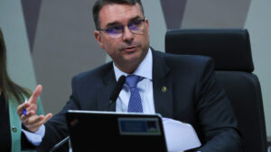 Monitoramento de casa é “humilhação com Michelle e Laura”, diz Flávio Bolsonaro