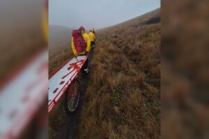 Um homem, de 48 anos, passou mal e morreu enquanto fazia uma trilha na Pedra da Tartaruga, em Garuva (SC). Os bombeiros foram acionados para fazer o resgate no