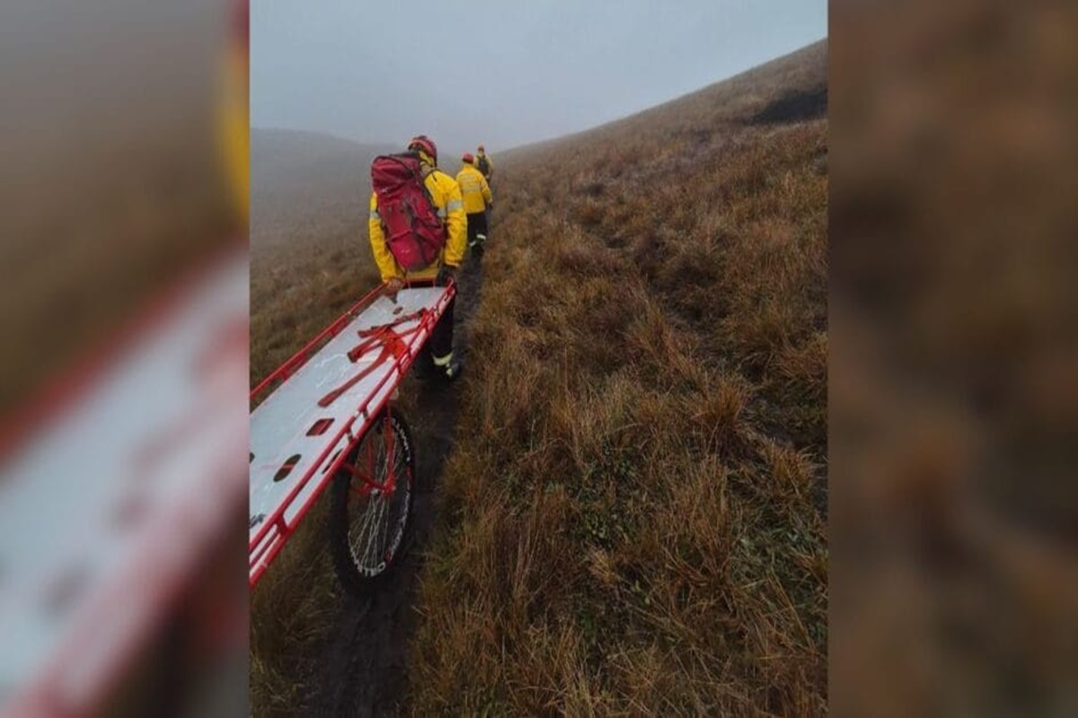Um homem, de 48 anos, passou mal e morreu enquanto fazia uma trilha na Pedra da Tartaruga, em Garuva (SC). Os bombeiros foram acionados para fazer o resgate no