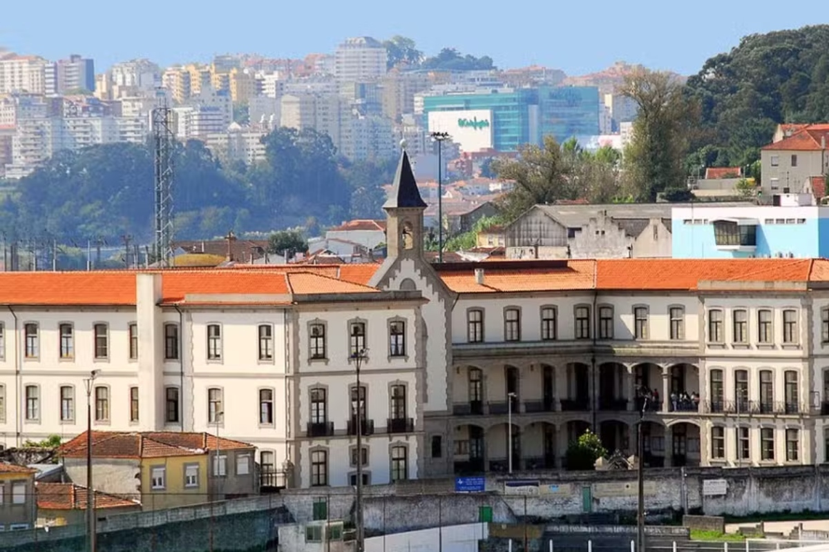 Um homem, de 59 anos, morreu asfixiado após ser esmagado pela companheira, durante um acidente doméstico, em Campanhã, cidade de Porto, Portugal. O caso ocorreu
