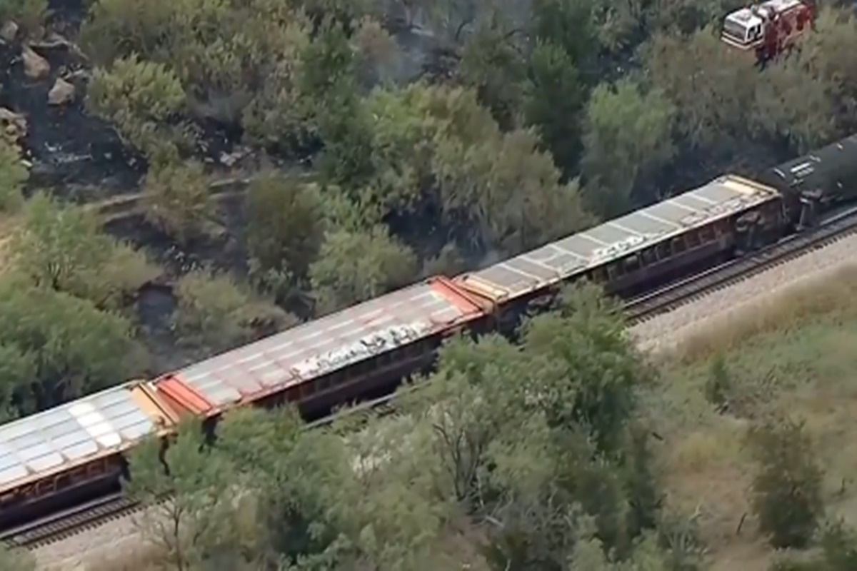 Pelo menos 35 vagões de um trem descarrilaram e causaram um acidente nessa terça-feira (12/8) no norte do Texas, nos Estados Unidos. No momento, o trem transpor