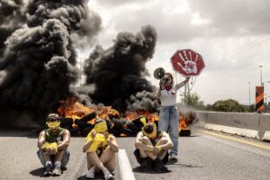 Nesta terça-feira (26/8), milhares de israelenses voltaram às ruas em protesto contra a guerra em Gaza, exigindo um acordo para a libertação dos reféns ainda ma