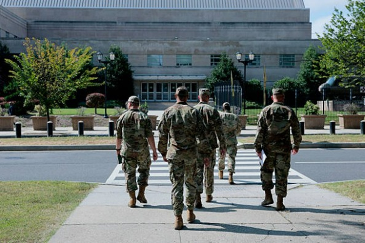 Militares da Guarda Nacional dos Estados Unidos, convocados pelo presidente Donald Trump, começaram a chegar às ruas de Washington D.C. na noite dessa terça-fei