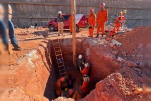 Um homem de 62 anos caiu em um buraco de cerca de três metros de profundidade em uma obra na CA 06 do Lago Norte, na tarde desta terça-feira (26/8). Ele trabalh