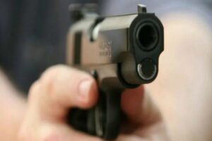 O ladrão que morreu após ser baleado por um policial civil da 33ª Delegacia de Polícia (Santa Maria) estava com uma moto roubada e possuía um mandado de prisão