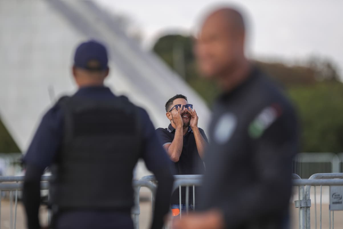 Sozinho, um homem protesta contra o ministro Alexandre de Moraes em frente do Supremo Tribunal Federal (STF) nesta quarta-feira (13/8). Ele se manifesta aos gri