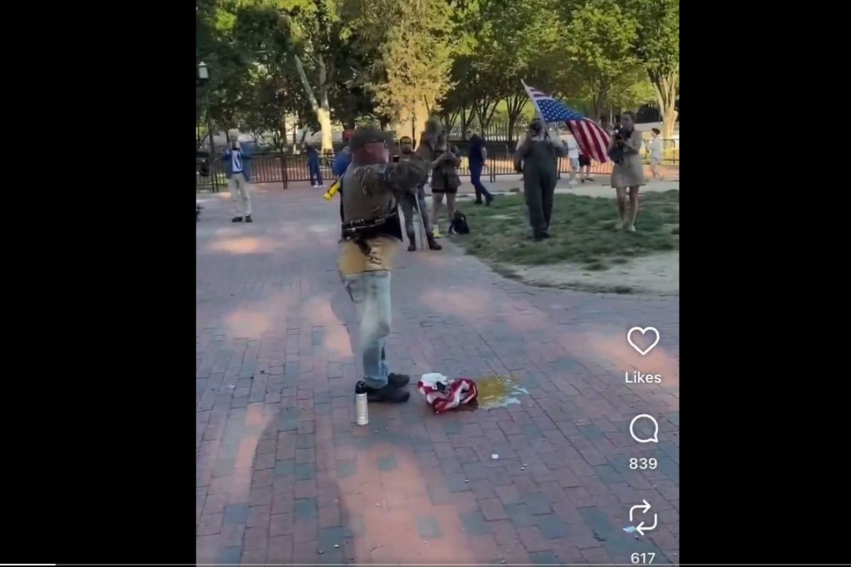 Um homem foi preso na segunda-feira (25/08) após atear fogo em uma bandeira americana em frente à Casa Branca, em Washington (Estados Unidos). Identificado como