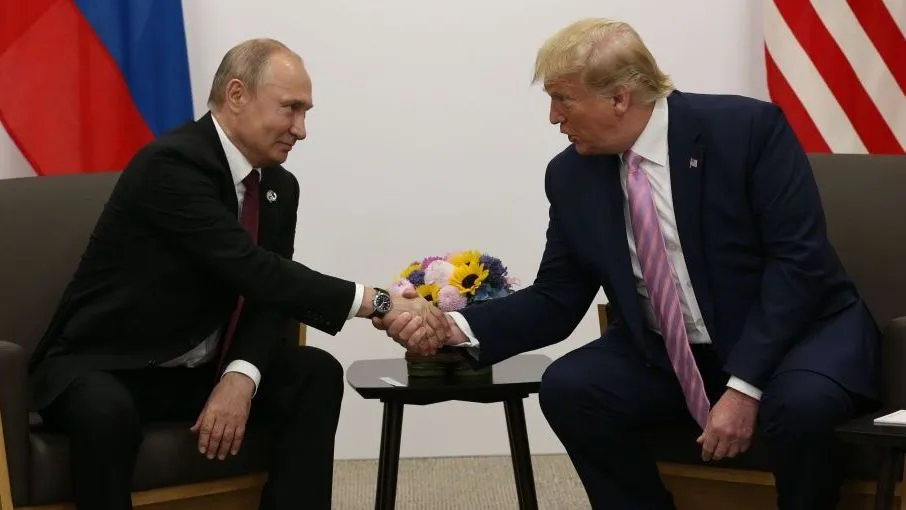 Encontro entre Trump e Putin pode enfraquecer a posição da Ucrânia, com risco de concessões territoriais e exclusão do país das decisões sobre seu próprio futuro.