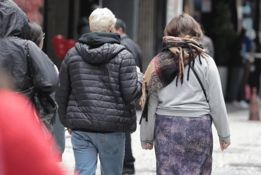 Inmet alerta para onda de frio em São Paulo, com queda de temperatura entre 3 °C e 5 °C até quarta-feira, e risco leve à saúde em todo o estado.