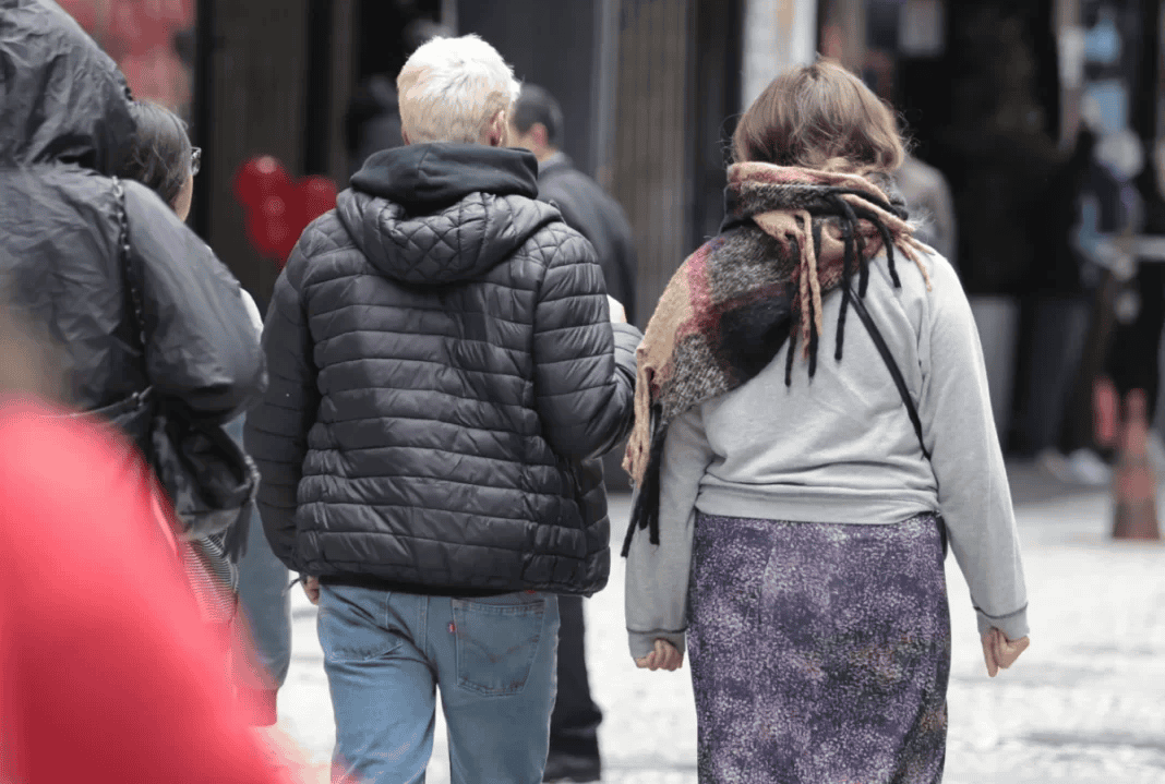Inmet alerta para onda de frio em São Paulo, com queda de temperatura entre 3 °C e 5 °C até quarta-feira, e risco leve à saúde em todo o estado.