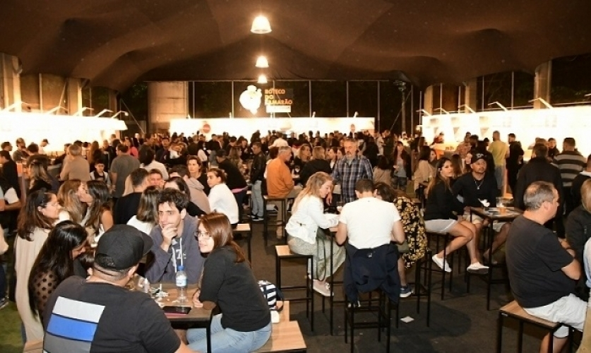 O 30º Festival do Camarão de Ilhabela traz o espaço "Boteco na Vila" como novidade, com petiscos, bebidas e música ao vivo no centro histórico. Confira!