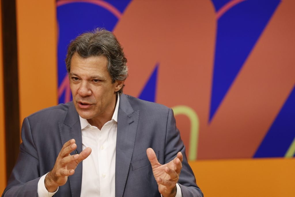 O ministro Fernando Haddad acusou grupos de extrema-direita de sabotarem e impedirem uma reunião que ele teria com um secretário do governo Trump nos EUA.