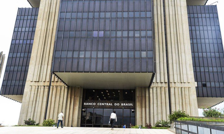 Economia  
    Brasil tem déficit de US$ 7 bi em transações externas em julho
      Nesta terça-feira, 26, o Banco Central divulgou o relatório de estatísticas