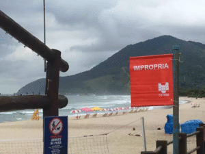 Descubra quais são as 26 praias do litoral paulista consideradas impróprias para banho nesta semana, de acordo com o último relatório da Cetesb. Saiba os riscos e como se proteger.