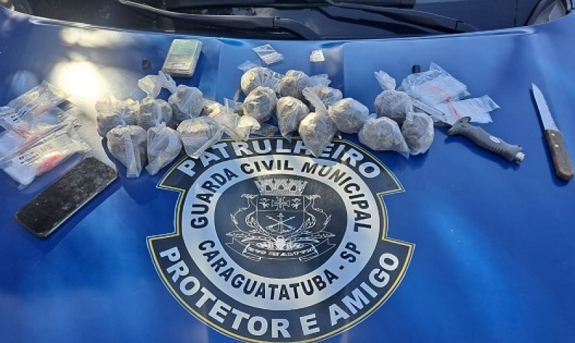 Operação conjunta da GCM de Caraguatatuba e Polícia Municipal de São Sebastião leva à apreensão de um menor com drogas na divisa das cidades.