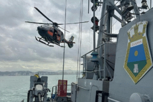 Helicóptero da Marinha chama a atenção em treinamento no céu de São Sebastião