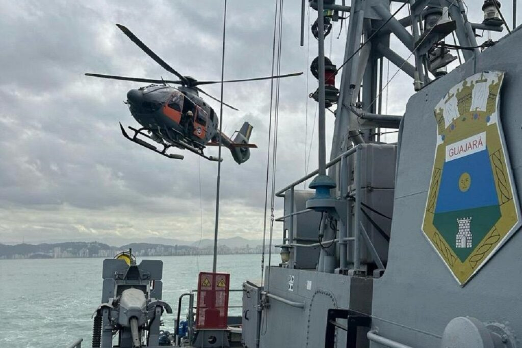 Um helicóptero da Marinha do Brasil está realizando missões de treinamento em São Sebastião (SP), no Litoral Norte. Saiba o motivo da movimentação da aeronave na região.