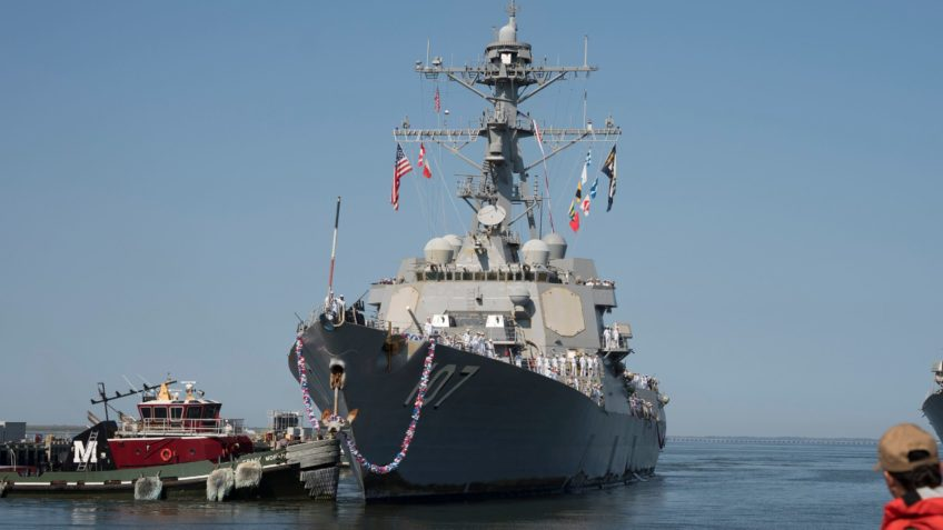 Marinha do Brasil acompanha a passagem de navios de guerra dos EUA pela costa brasileira em direção à Venezuela, em um cenário de alta tensão diplomática na América do Sul.