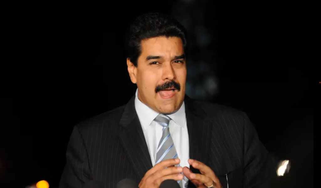 Em meio à tensão com os EUA, Nicolás Maduro convoca jornada de alistamento militar na Venezuela, buscando fortalecer suas tropas como resposta à aproximação de navios americanos.
