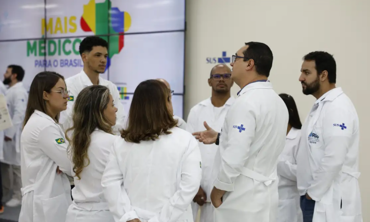 Quase 1,5 mil profissionais que fazem parte do programa Mais Médicos começam a atuar a partir desta quarta-feira (27) em 987 municípios e 2