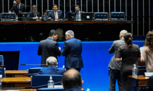 O Senado deve votar na quarta-feira (27) o projeto de lei que cria regras para a proteção de crianças e adolescentes em ambientes digitais.