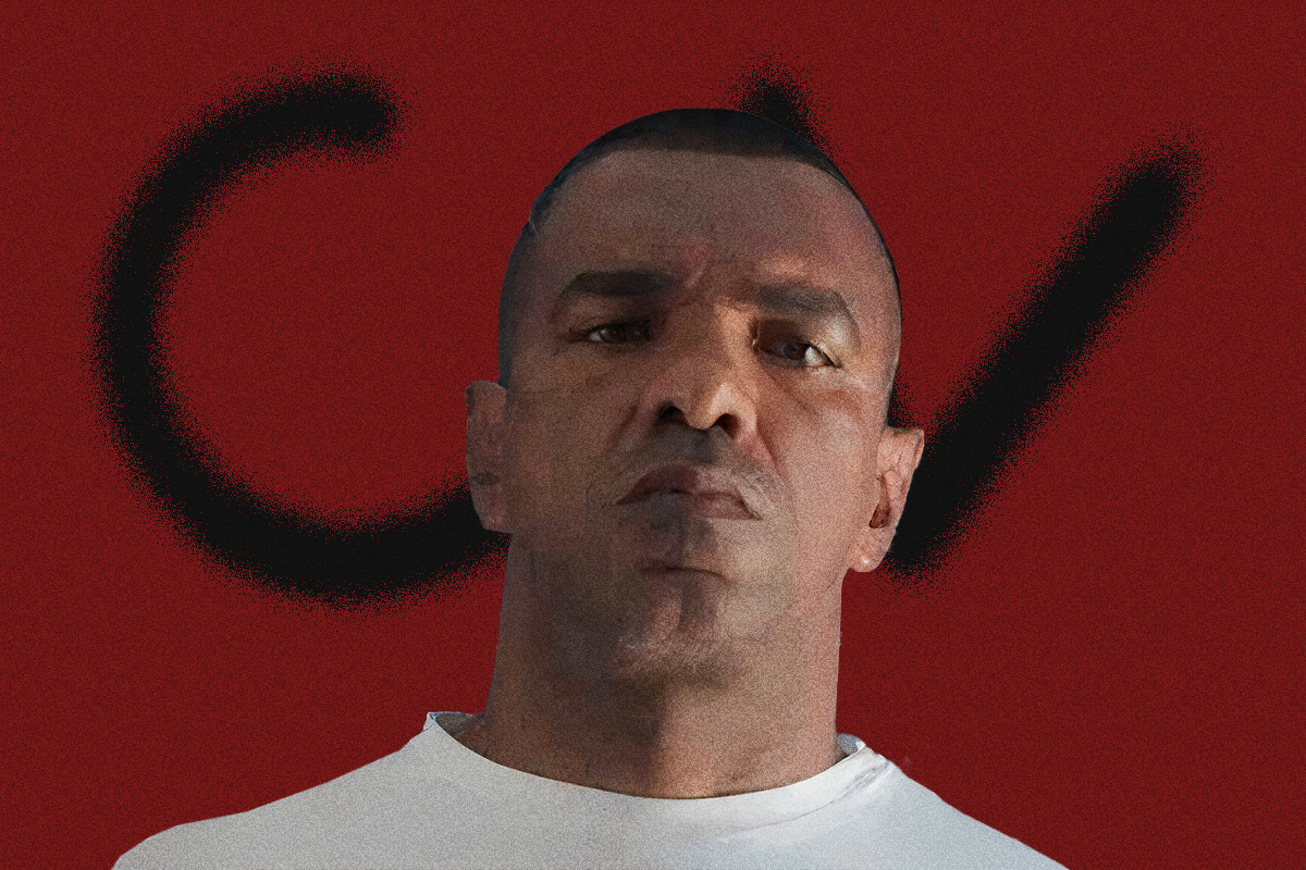 Um dos traficantes mais famosos do Rio de Janeiro (RJ), Alexander de Jesus Carlos, mais conhecido como “Choque” ou 220 V (foto em destaque), tem protagonizado u