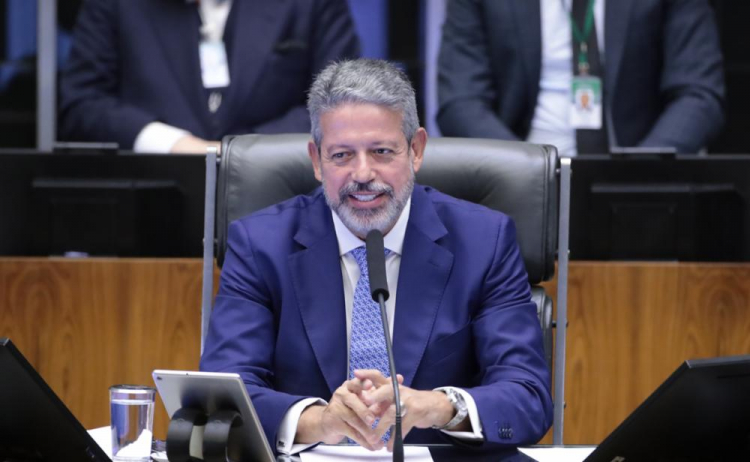O relator do projeto de lei que prevê a isenção do Imposto de Renda para quem ganha até R$ 5 mil, Arthur Lira (PP-AL), disse a aliado