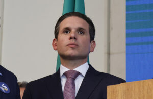Política  
    Hugo Motta silencia sobre denúncia de 'rachadinha'
      A chefe de gabinete do parlamentar teria recebido procuração para movimentar as contas b
