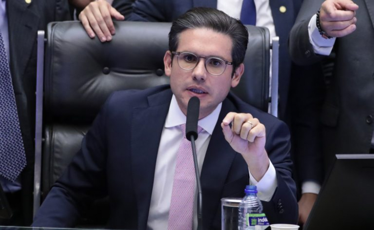 O presidente da Câmara dos Deputados, Hugo Motta, está buscando o apoio do presidente do Senado, Davi Alcolumbre, para aprovar a Proposta de Emenda