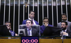 A Câmara dos Deputados deve iniciar nesta quarta-feira (27) a votação da Proposta de Emenda à Constituição que pretende
