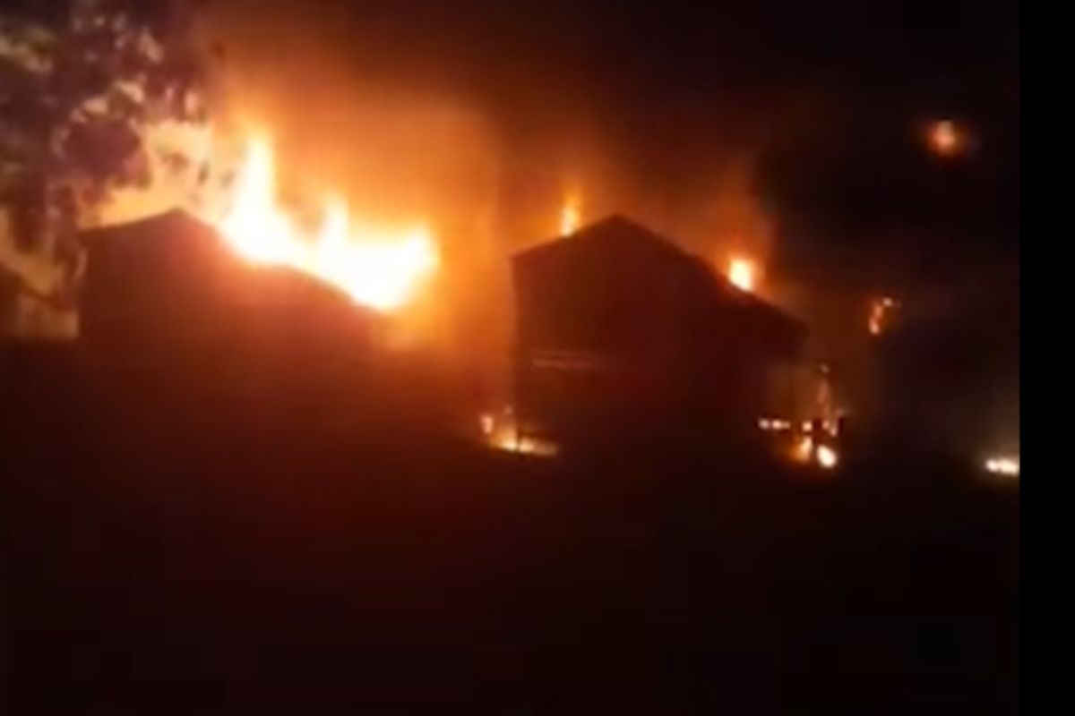 Um incêndio de grandes proporções atinge uma fábrica de pinus e resina em Buri, no interior de São Paulo, desde a madrugada desta quarta-feira (27/8). Não há in