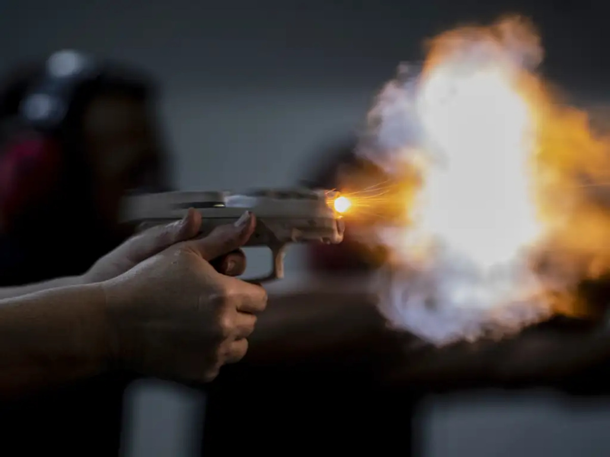 Um em cada quatro brasileiros roubados, entre julho de 2024 e junho de 2025, afirma ter sido ameaçado com arma de fogo no momento do crime, aponta um levantamen