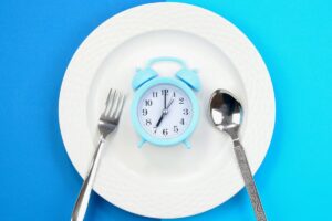 O jejum prolongado, prática que envolve passar muitas horas ou até dias sem comer, vem ganhando adeptos que buscam desde emagrecimento até possíveis benefícios