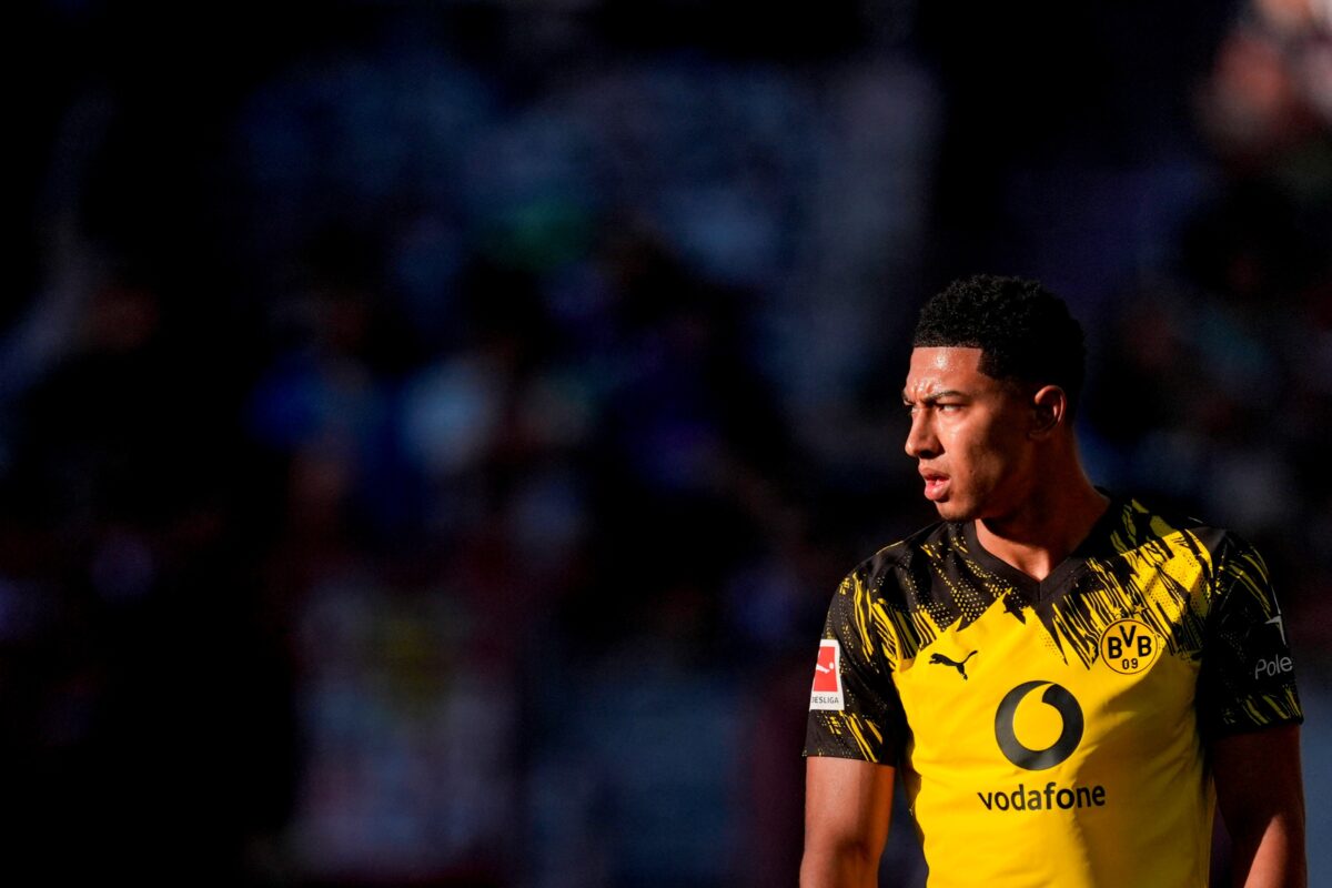 O empate em 3 x 3 entre St. Pauli e Borussia Dortmund, no sábado (23/8), ficou marcado por uma situação inusitada. Jobe Bellingham foi substituído no intervalo