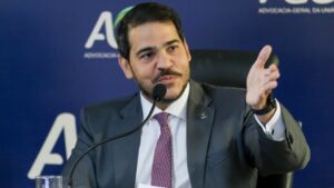 AGU pretende cobrar Bolsonaro e Eduardo em R$ 18,9 milhões por contrato jurídico nos EUA
