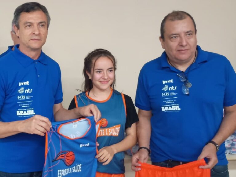 Pindamonhangaba entrega kits do programa Esporte e Saúde para 80 alunos