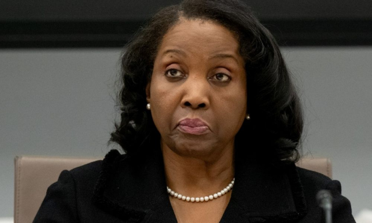 O Federal Reserve (Fed), banco central dos Estados Unidos, contestou nesta terça-feira (26) a demissão da diretora Lisa Cook, anunciada pelo presi